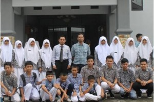 Direktur Yayasan Umar Sjarifuddin dan Kepala SMA ITUS ssat berfoto bersama dengan siswanya